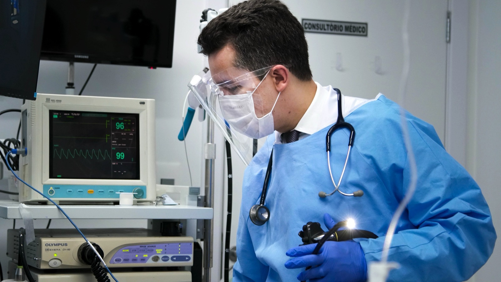 Dr. Marcos Santos realizando endoscopia digestiva em consultório