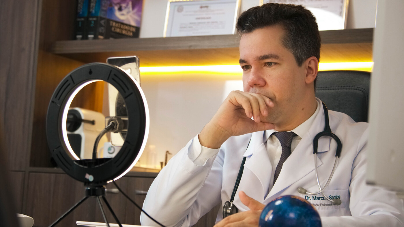 Dr. Marcos Santos em atendimento por telemedicina